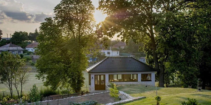 Víkendová dávka romantiky: krásný zámeček u rybníka i degustace vín pro 2