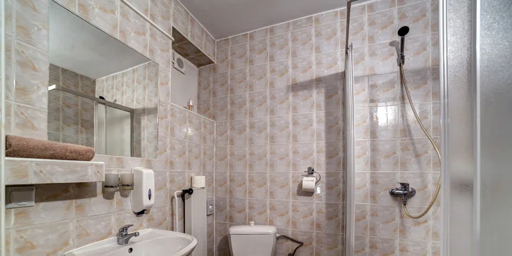 Na každej izbe máte k dispozícií plne vybavené sociálne zariadenie so sprchovacím kútom, uterákmi, osuškami a mydlom. 