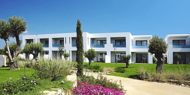 Resort je navržen jako moderní, architektonicky čistá, soběstačná vesnice sestávající z hlavní budovy a desítek dvoupodlažních vilek. 