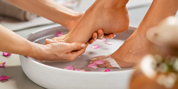 Voňavý relax pro vaše chodidla: mokrá nebo wellness pedikúra