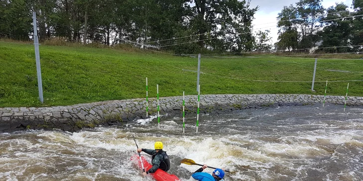 Situaci na divoké vodě bude bezpečně jistit zkušený instruktor, který vám bude sedět za zády.