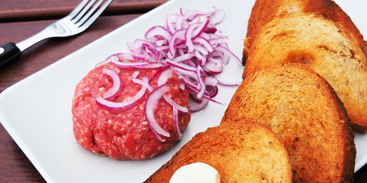Pořádná porce dobroty: 200 nebo 400 g hovězího tataráku s topinkami