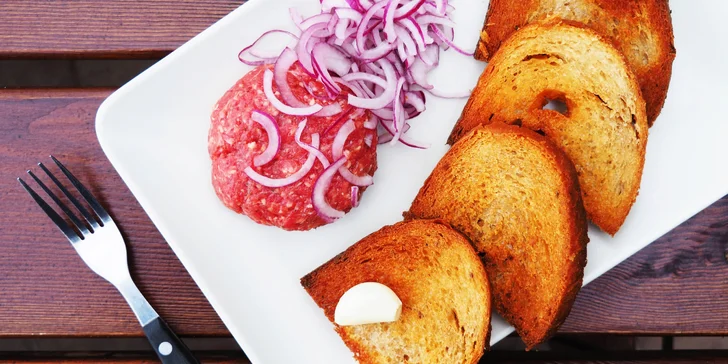 Pořádná porce dobroty: 200 nebo 400 g hovězího tataráku s topinkami