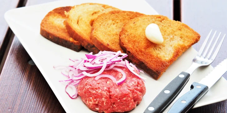 Pořádná porce dobroty: 200 nebo 400 g hovězího tataráku s topinkami