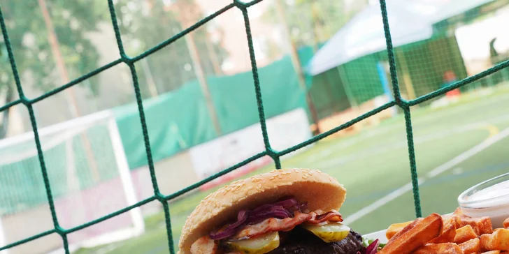 Pořádně se najezte: Bacon burger, hranolky a dip podle výběru pro 1 i 2