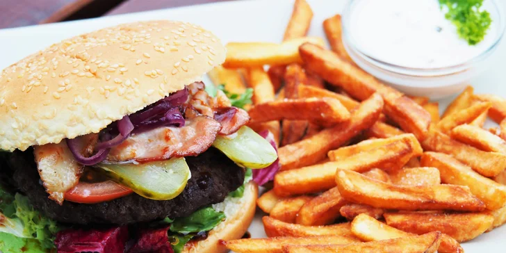 Pořádně se najezte: Bacon burger, hranolky a dip podle výběru pro 1 i 2