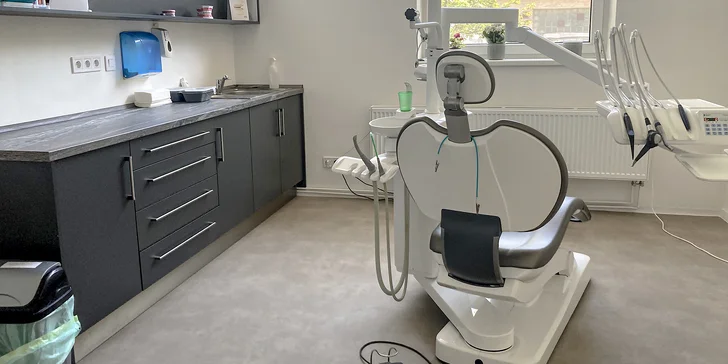 Stačí si předem udělat rezervaci na webu Be Smile nebo telefonicky, takže už zářivým zubům nebude stát nic v cestě. 