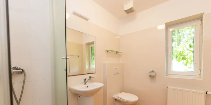 Každá izba má vlastnú kúpeľňu a WC.
