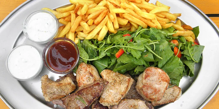 Mix grill v pivovarské restauraci: hovězí, vepřové a krůtí maso až pro 4 osoby