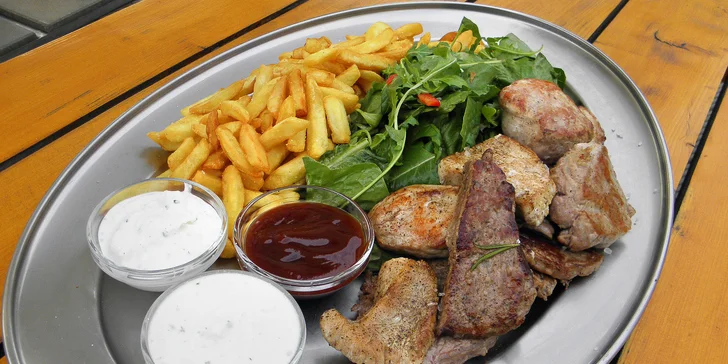 Mix grill v pivovarské restauraci: hovězí, vepřové a krůtí maso až pro 4 osoby
