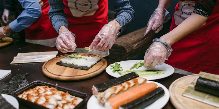 Kurz prípravy sushi vedie skúsený sushi majster, ktorý vám všetko krok po kroku vysvetlí.
