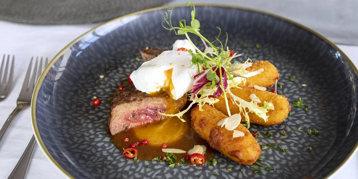 Hlavní chody budou dva – vyzrálý flank steak s dýňovým čatní a steak z býčí svíčkové s mandlovou bramborovou kroketou. 