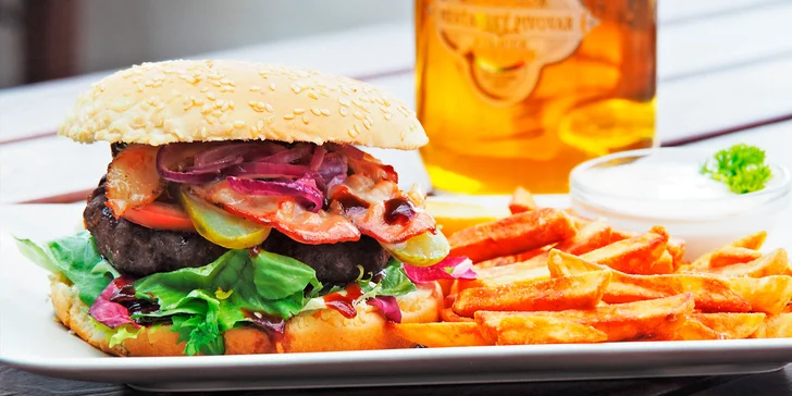 Pořádně se najezte: Bacon burger, hranolky a dip podle výběru pro 1 i 2