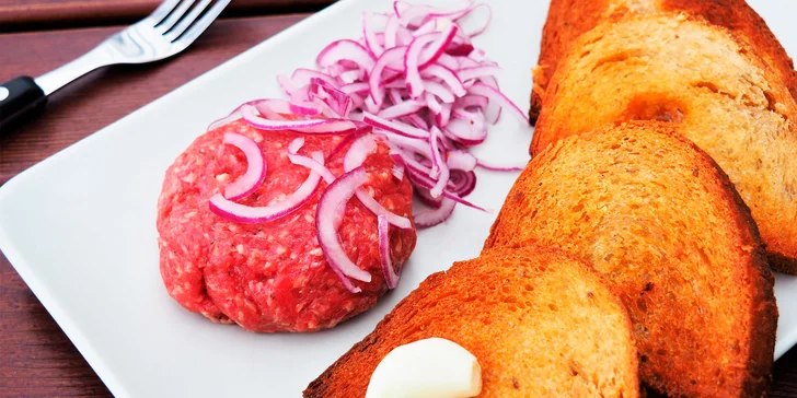 Pořádná porce dobroty: 200 nebo 400 g hovězího tataráku s topinkami