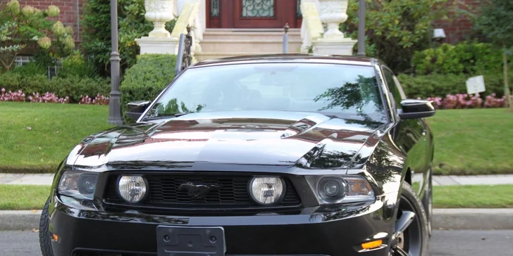 Sešlápněte plyn Fordu Mustang GT: zapůjčení na 30–60 min, 24 hodin i víkend