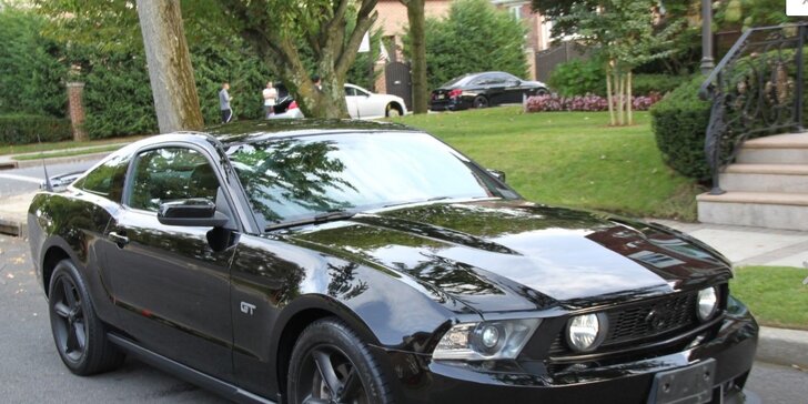 Sešlápněte plyn Fordu Mustang GT: zapůjčení na 30–60 min, 24 hodin i víkend