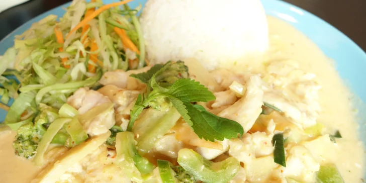 Thajsko v Olomouci: kari s rýží a salátem v restauraci Big Sake