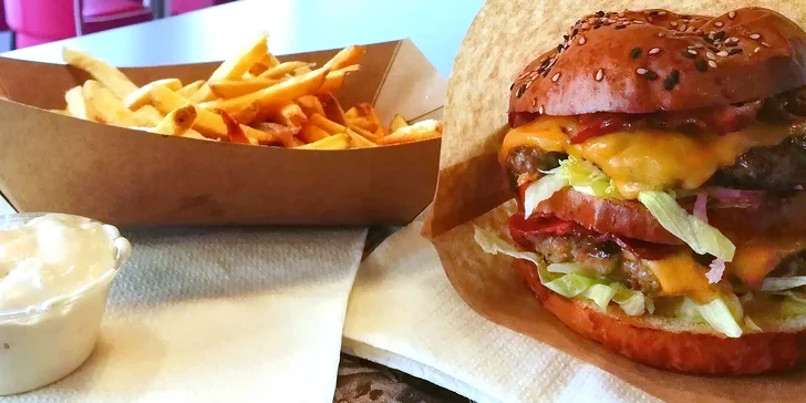 Burger menu s 200 g masa a hranolky: 5 druhů s hovězím, jalapeños i slaninou
