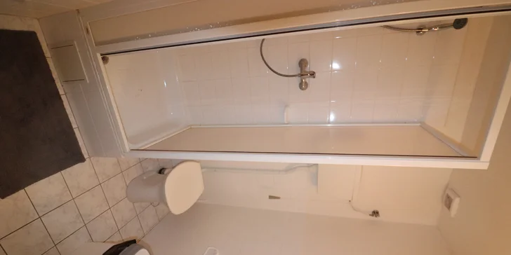 Součástí všech pokojů je sprchový kout, umyvadlo a WC.