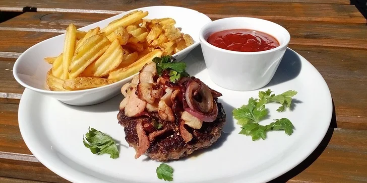 Nabízí tu hotovky i dobroty jako je pizza, burger či smažený sýr. 