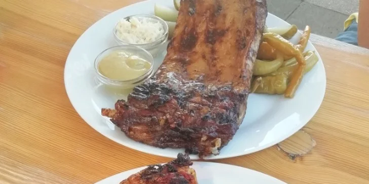 500 g nebo 1 kg voňavých uzených žeber a obloha v restauraci u Hlučínského jezera