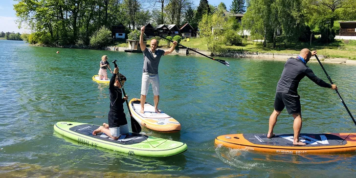 Dostanete paddleboard včetně pádla i pojistného řemene. 