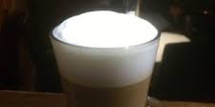 Na kávu ve dvou: capuccino s příchutí nebo latte a k tomu pyramidální voda