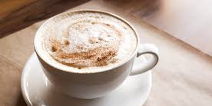 Na kávu ve dvou: capuccino s příchutí nebo latte a k tomu pyramidální voda