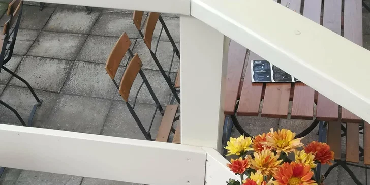 Káva a sladká tartaleta pro 2 osoby v klidné kavárně Kafe A