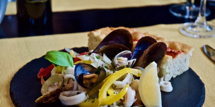 Degustační menu od italských kuchařů pro 2 osoby: salát, těstoviny i víno
