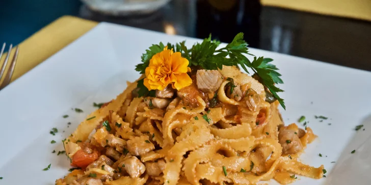 Degustační menu od italských kuchařů pro 2 osoby: salát, těstoviny i víno