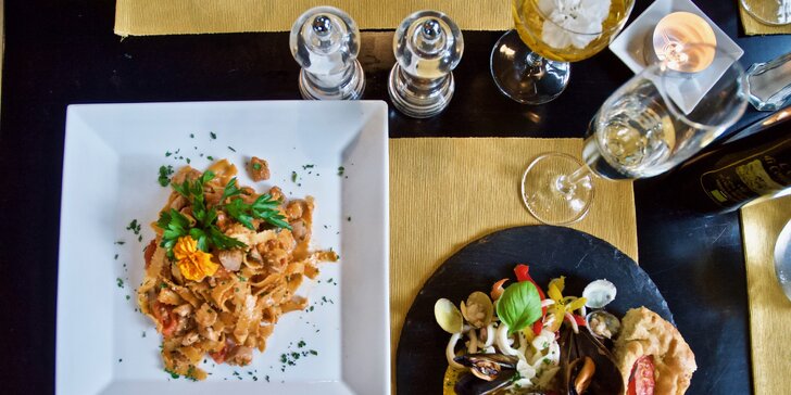 Degustační menu od italských kuchařů pro 2 osoby: salát, těstoviny i víno