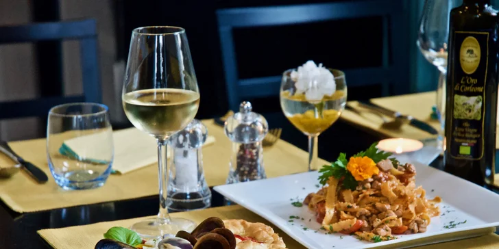 Degustační menu od italských kuchařů pro 2 osoby: salát, těstoviny i víno