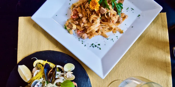 Degustační menu od italských kuchařů pro 2 osoby: salát, těstoviny i víno
