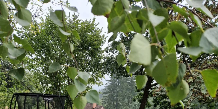 Pro děti je zde skluzavka a trampolína.