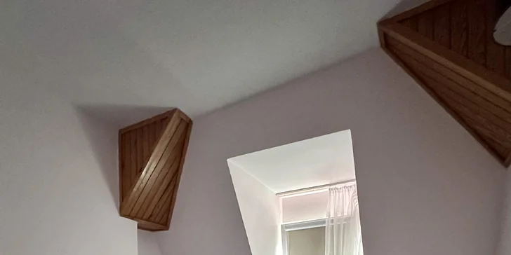 V každej izbe je kúpeľňa s toaletou, TV a Wi-Fi.