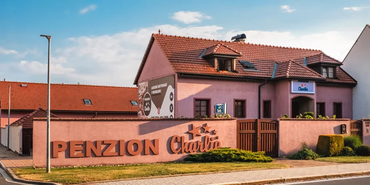Tam vás privíta penzión Charlie.