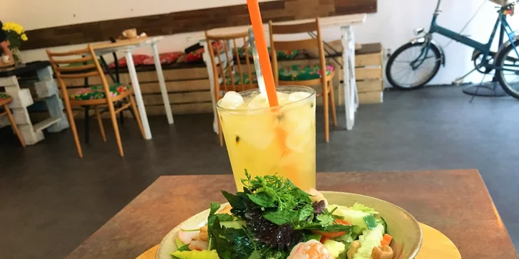 Vietnamský salát a domácí limonáda podle výběru v centru Prahy pro 1 či 2