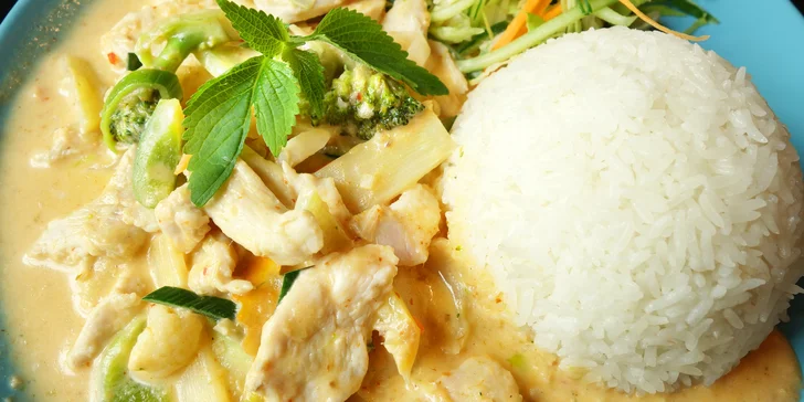 Thajsko v Olomouci: kari s rýží a salátem v restauraci Big Sake