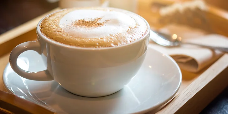 Na kávu ve dvou: capuccino s příchutí nebo latte a k tomu pyramidální voda