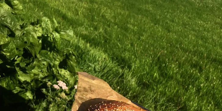 Burger s domácí bulkou a hovězím masem z farmy, hranolky a tatarka pro 1 nebo 2 osoby