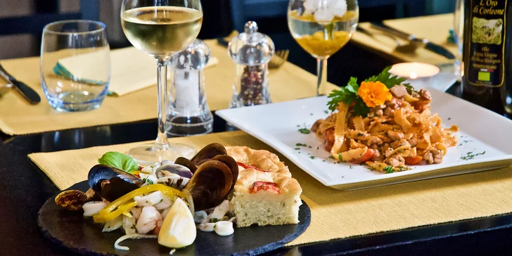 Degustační menu od italských kuchařů pro 2 osoby: salát, těstoviny i víno
