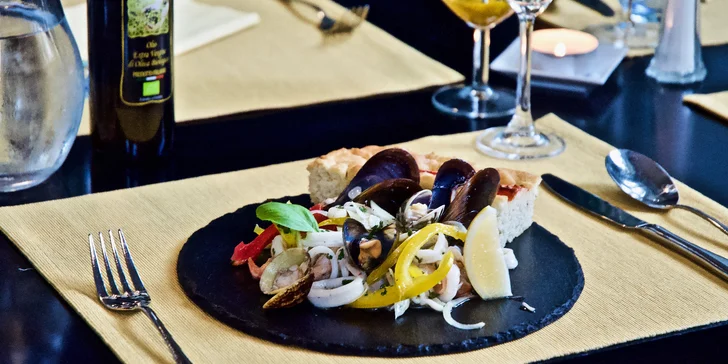 Degustační menu od italských kuchařů pro 2 osoby: salát, těstoviny i víno