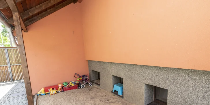 Celý areál je oplocený, jsou zde i 2 krytá garážová stání.