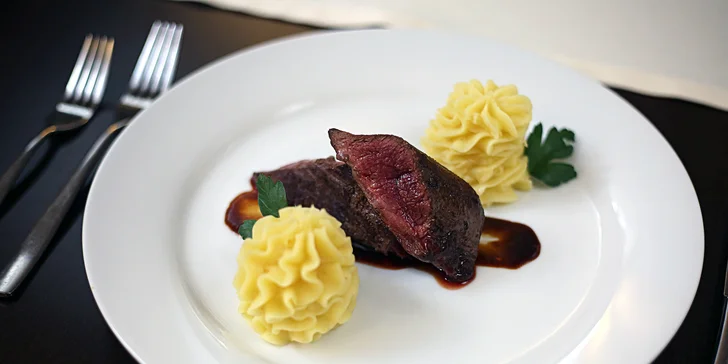 3chodové menu pro pár: jelení carpaccio či mečoun, treska i steak z bizona