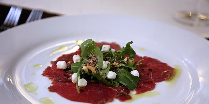 3chodové menu pro pár: jelení carpaccio či mečoun, treska i steak z bizona