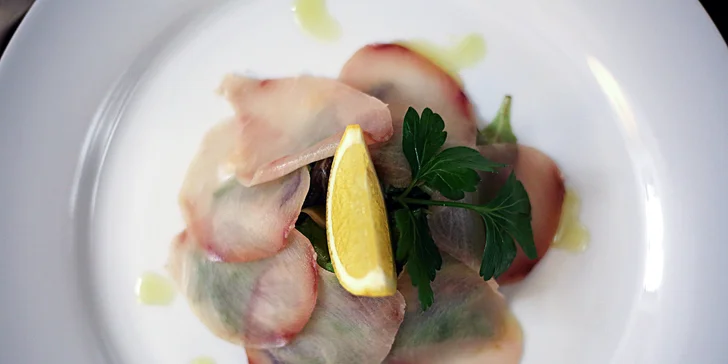 3chodové menu pro pár: jelení carpaccio či mečoun, treska i steak z bizona