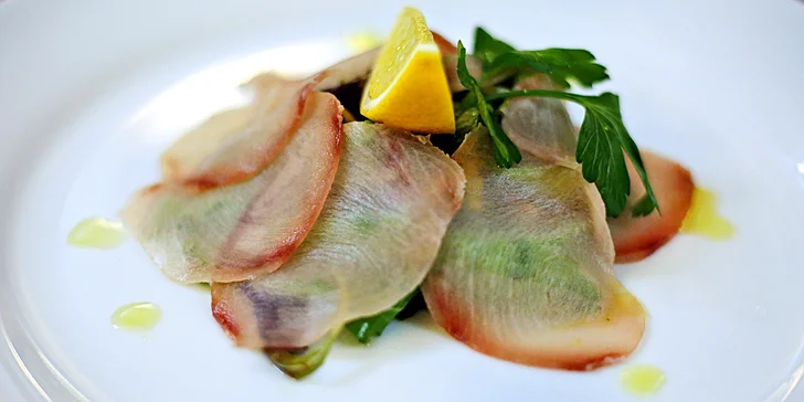 3chodové menu pro pár: jelení carpaccio či mečoun, treska i steak z bizona