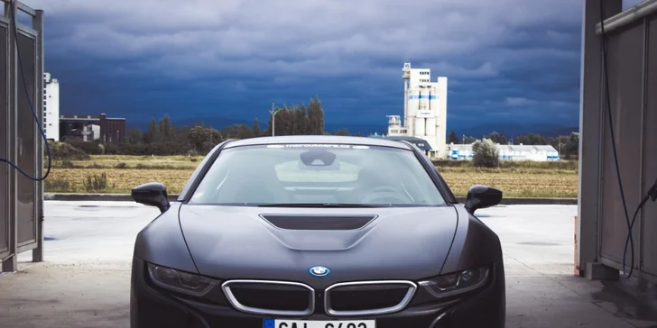 Jízda v milionovém bouráku: futuristický vůz BMW i8 Frozen Black Edition
