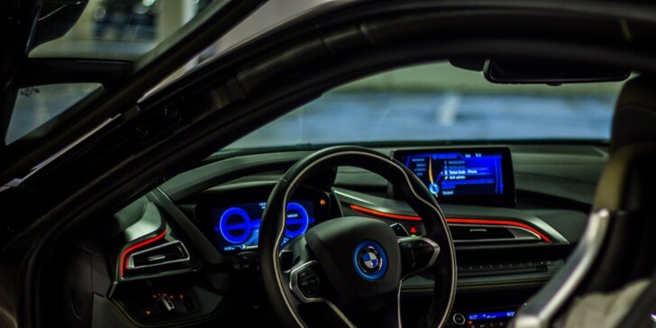 Jízda v milionovém bouráku: futuristický vůz BMW i8 Frozen Black Edition